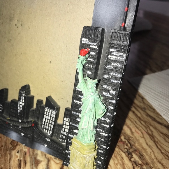 NYC picture frame with Twin Towers holds 5x7 - Picture 5 of 6